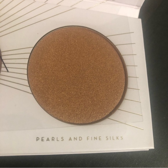 Brand new Zoeva 2 blush and highlighter palette. - Picture 5 of 5